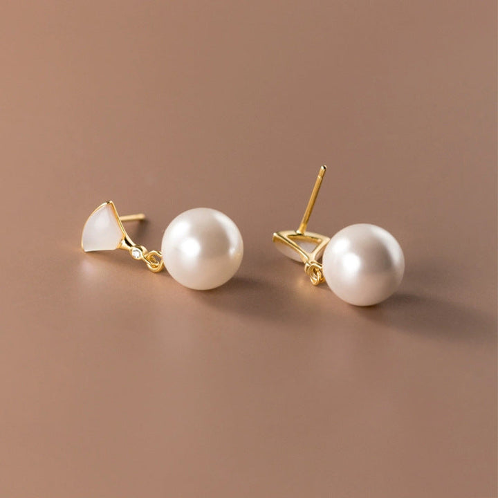Chic silver pearl earrings