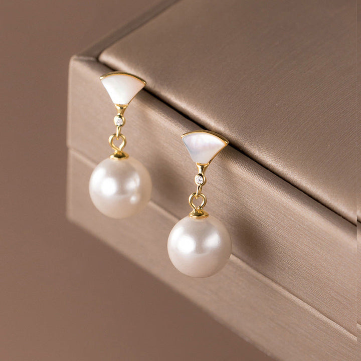Chic silver pearl earrings