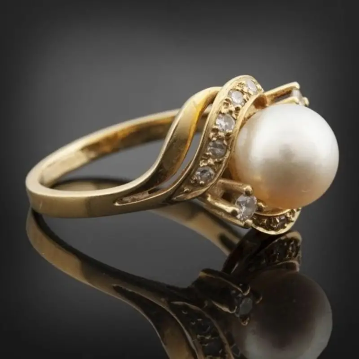 Elegant Ring with Pearl and Shiny Gold